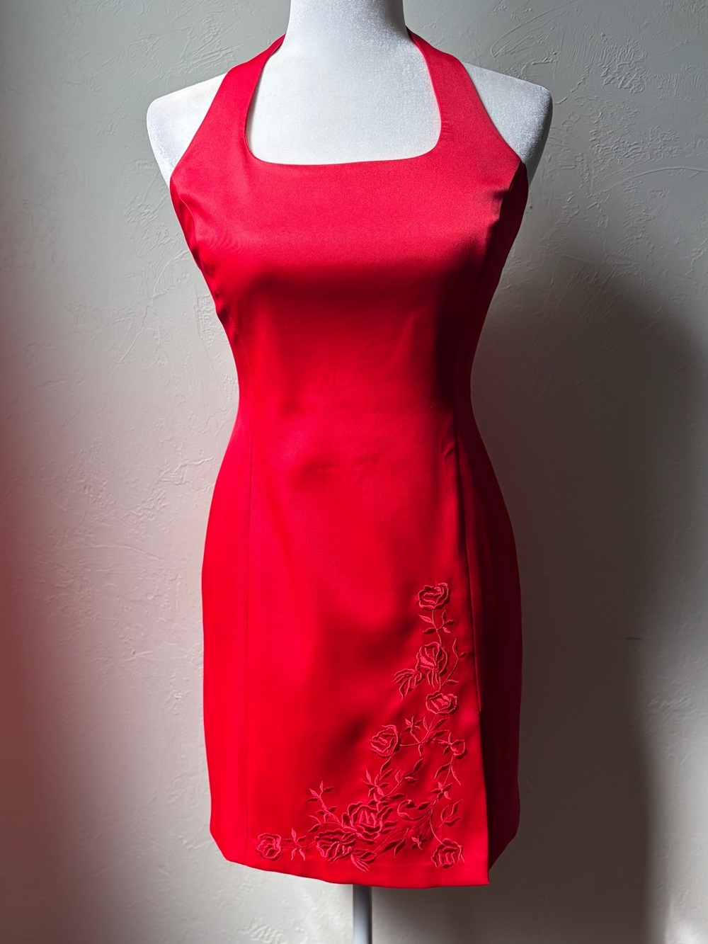 VTG Laundry by Shelli Segal Red Satin Halter Embroidered Mini Dress Slit Size 4